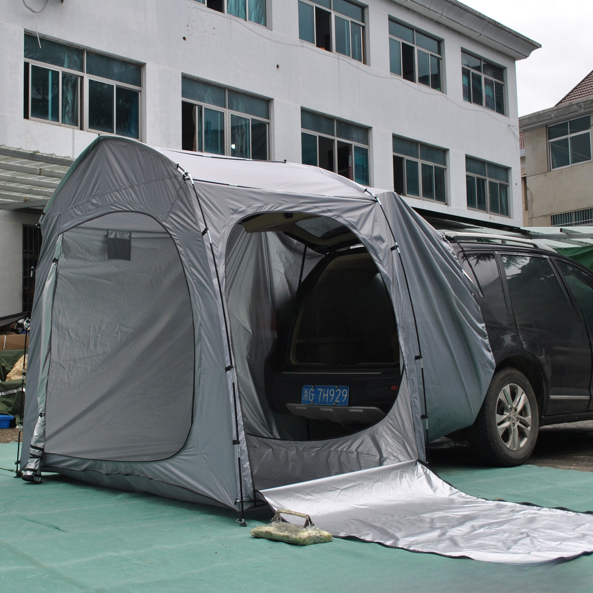 Easy to store full-model rear  - Emergency Mylar Tent recension och pris